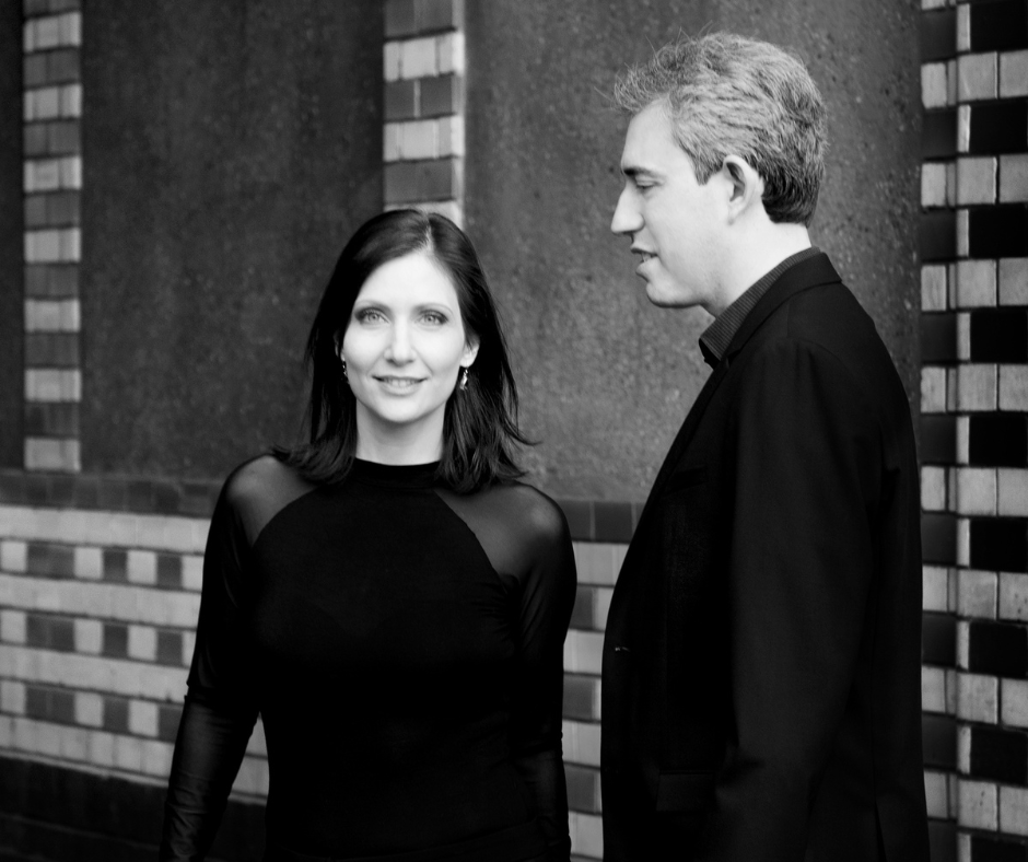 Klavierduo in Schwarz weiß