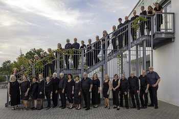 Chor steht vor und auf einer Treppe