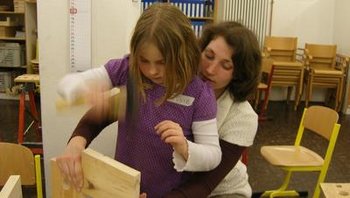 Kind bastelt in Werkstatt