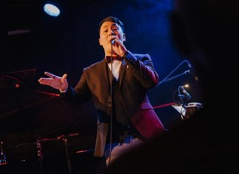 Akio auf Bühne