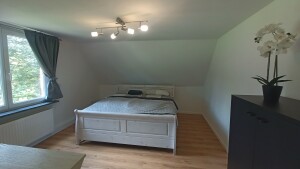 Blick ins Schlafzimmer mit gemütlichem Doppelbett