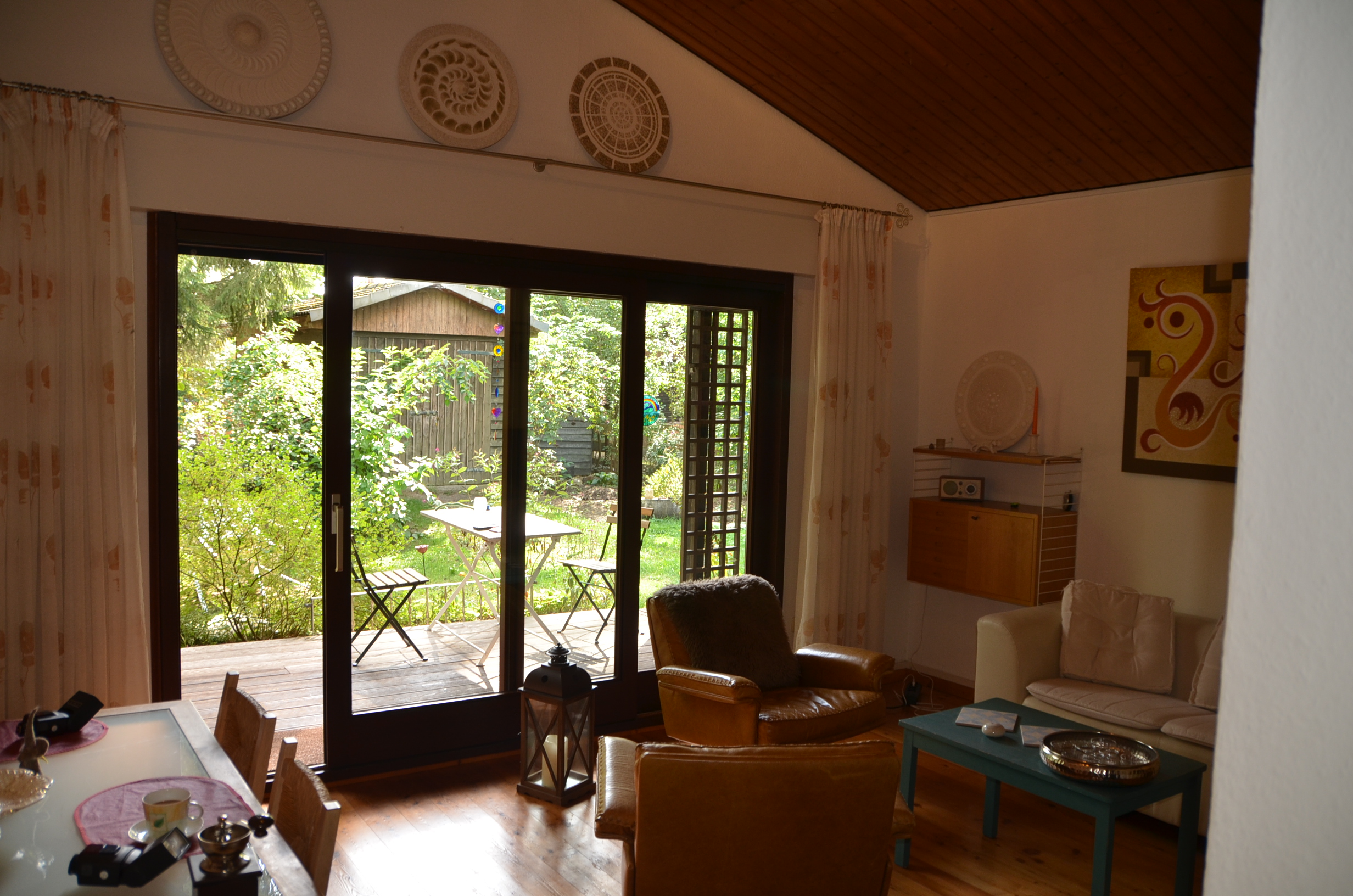 Blick vom Wohnzimmer in Richtung Terrasse