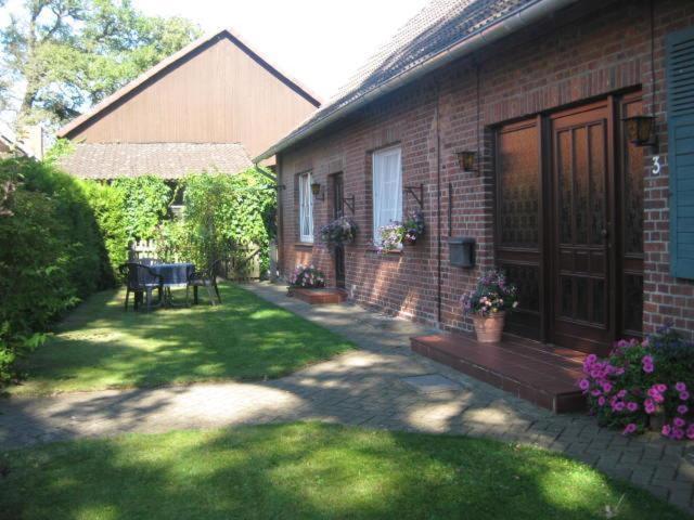 Blick auf Haus und Vorgarten