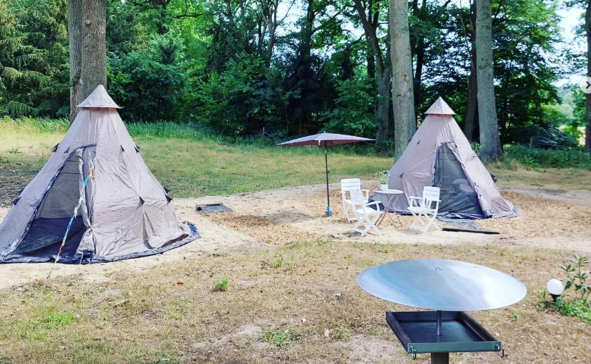 Tipi Zelte zwischen Bäumen