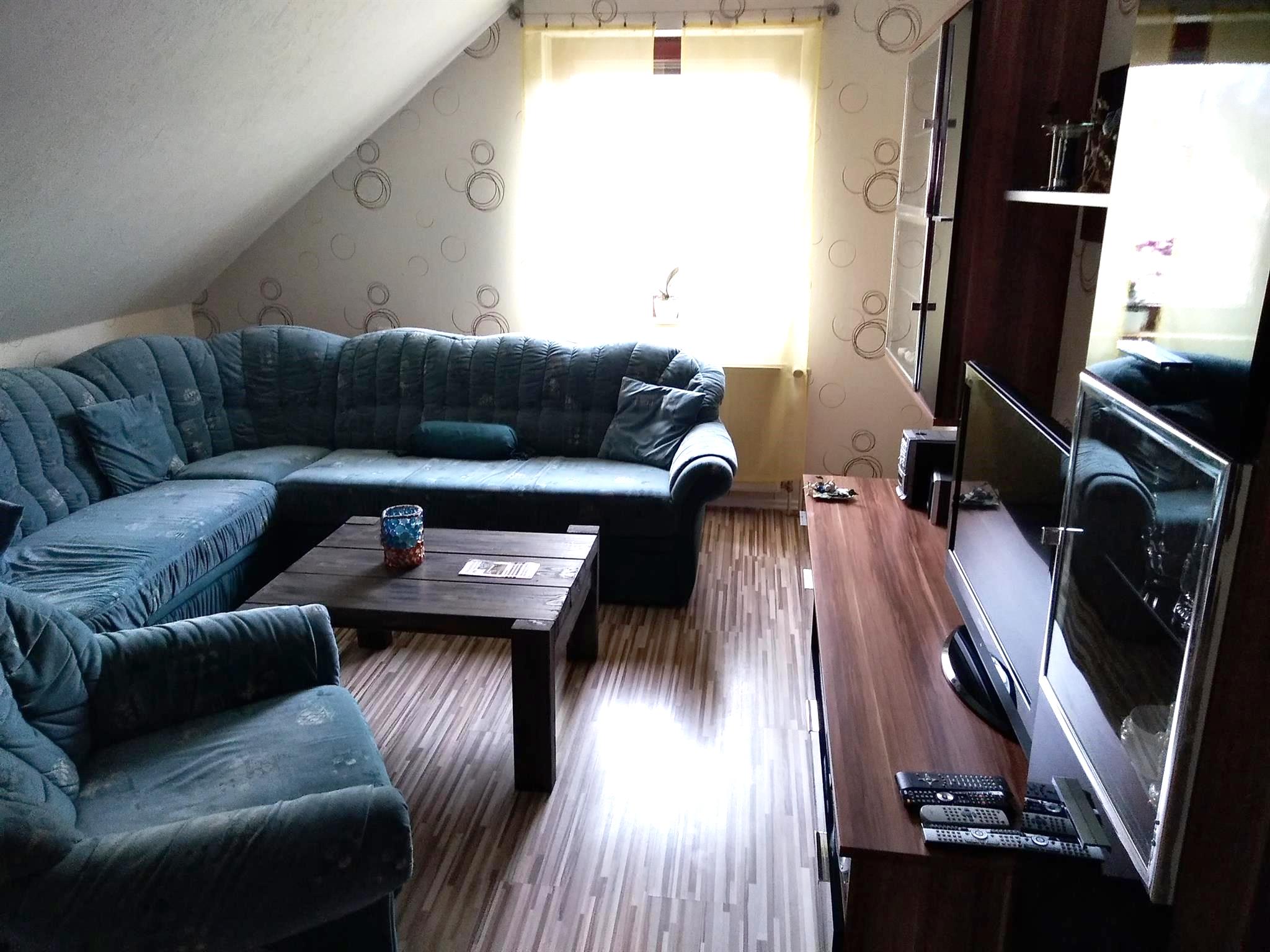 Wohnzimmer mit Sofa und TV